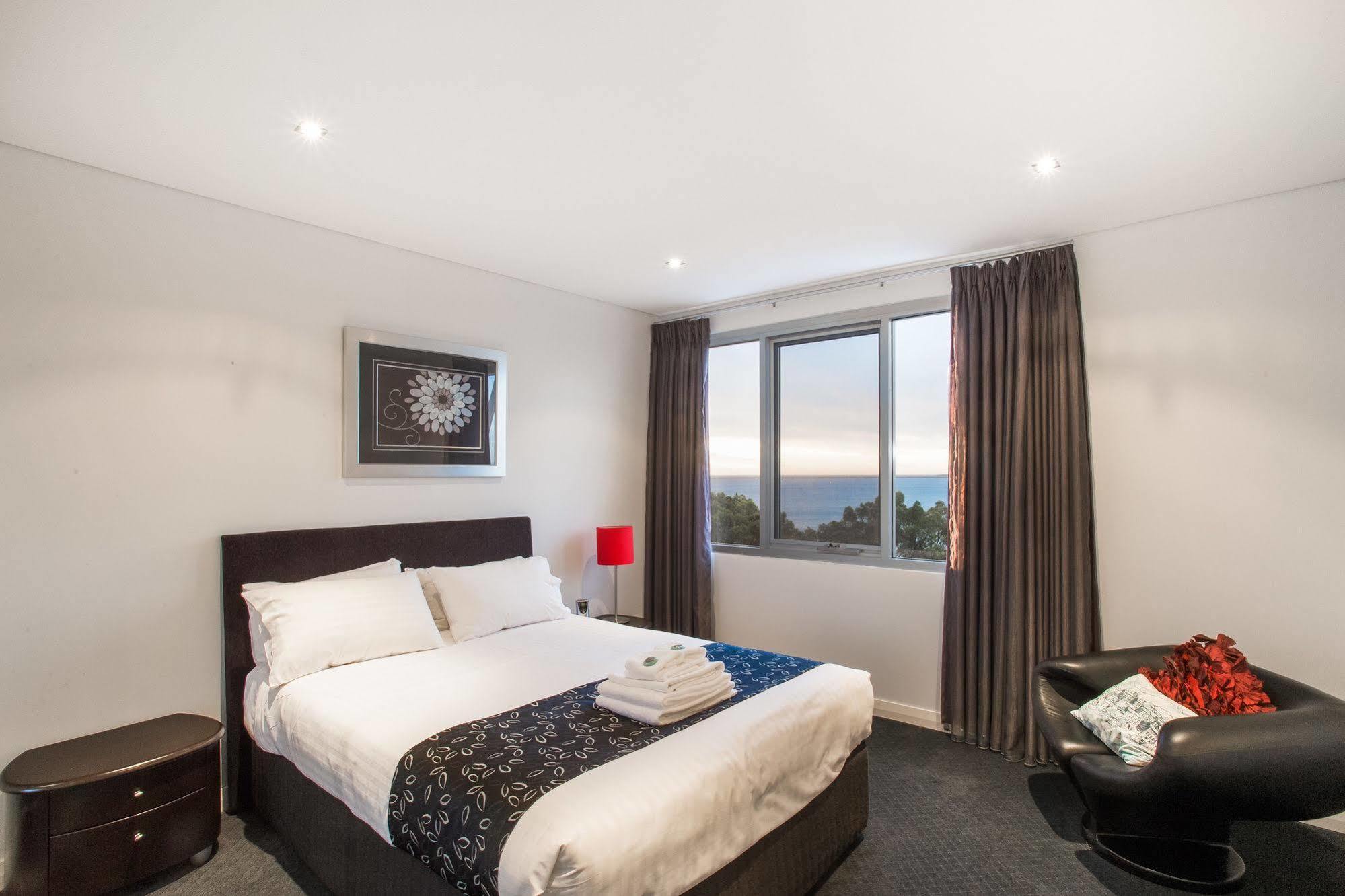 Spinnakers By Rockingham Apartments Экстерьер фото